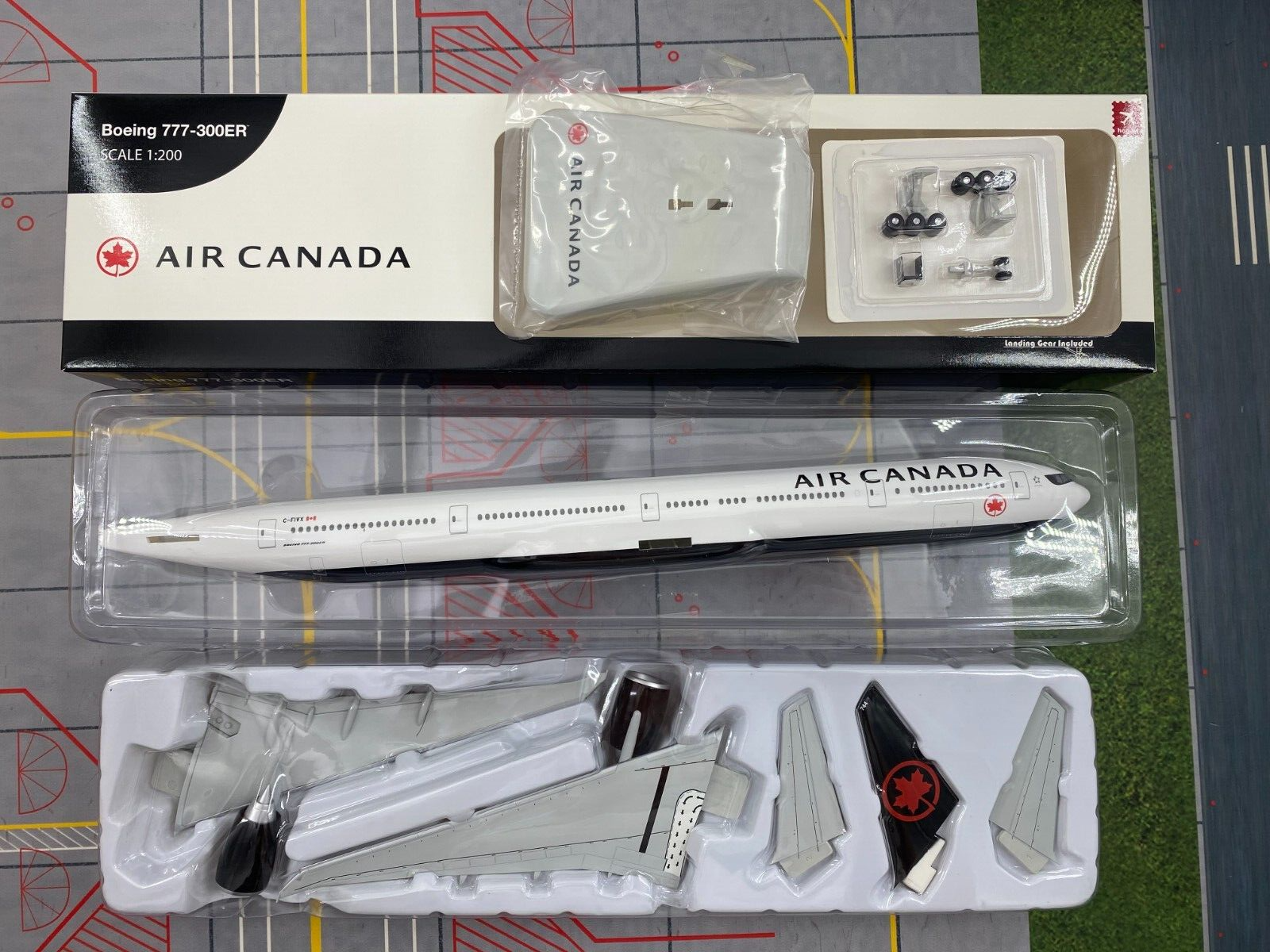 Hogan Wings 1/200 AIR CANADA Boeing 777-300ER C-FIVX HG11786 Hogan Wings 1/200 AIR CANADA Boeing 777-300ER C-FIVX HG11786