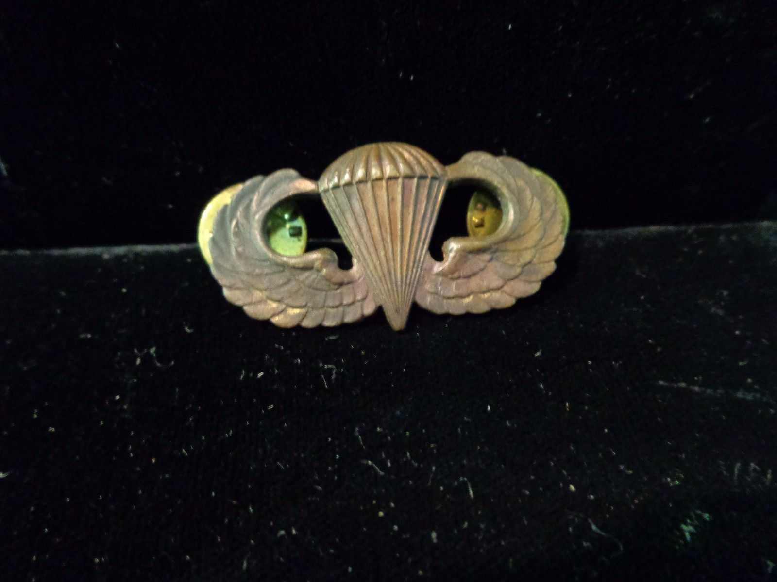 VINTAGE  MILITARY PARA PIN  - WORLD WAR II? - GOLD TONE