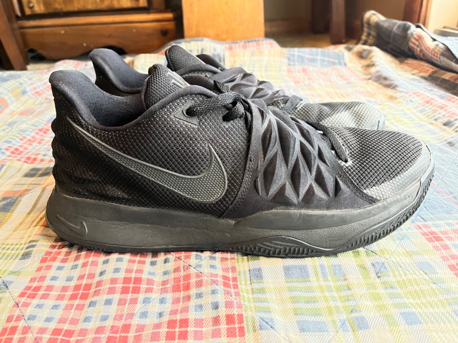 kyrie 2 triple black