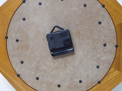 Home Wall Pool Billiard Clock Wooden Pool Balls Decor Octagon Battery Operated