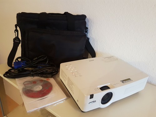 Sanyo PLC-XU300 Beamer mit Tasche 