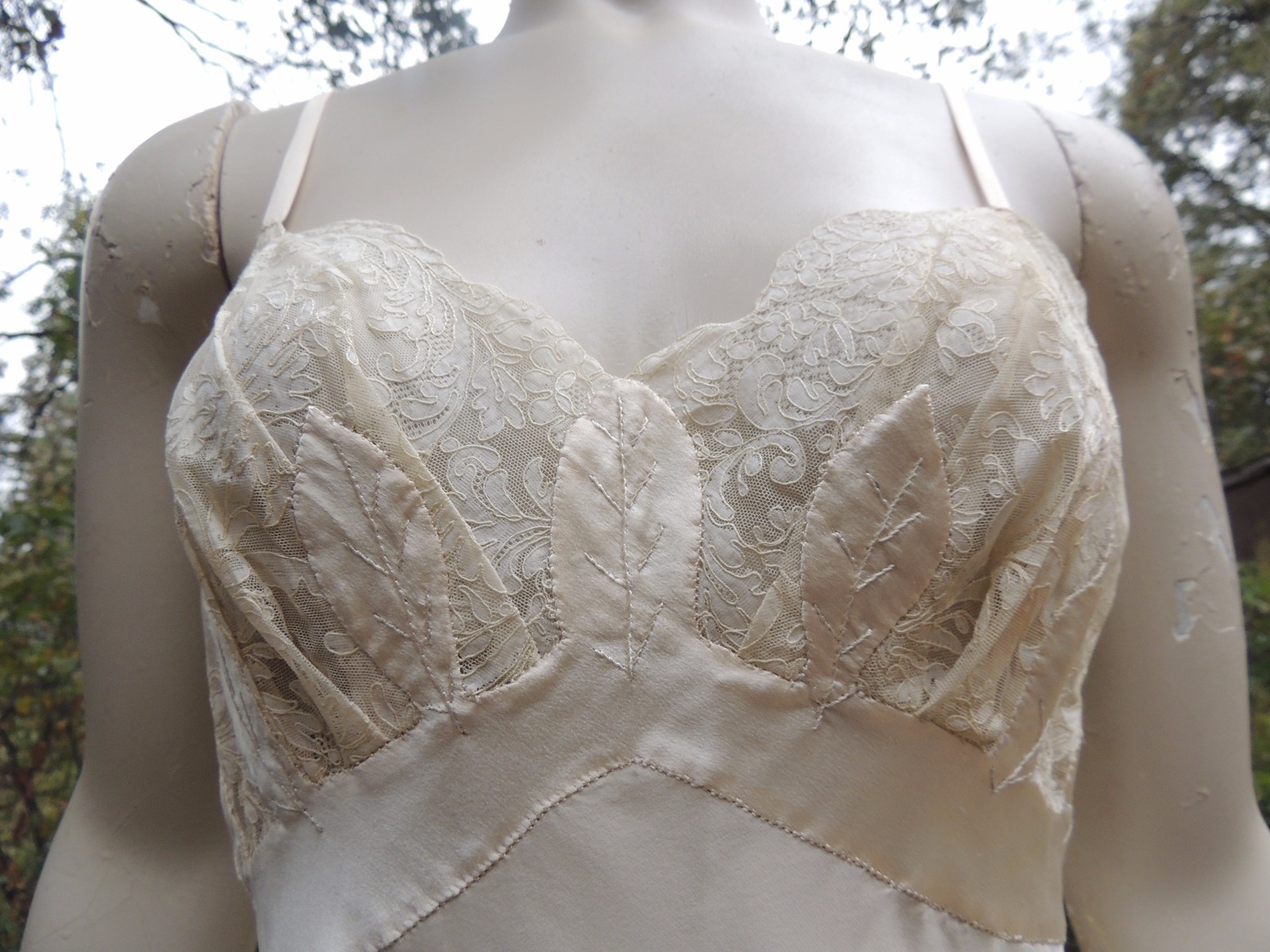 VINTAGE WOMEN'S EMBROIDERED CREAM CHIFFON NYLON LACE LEAF PATTERN FULL SLIP M