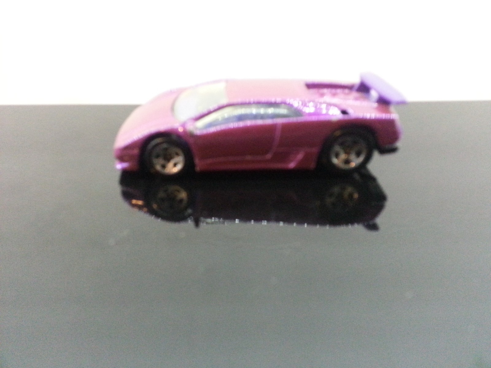 VINTAGE 1990 HOT WHEELS LAMBORGHINI COUNTACH Diecast Model Car -  Purple  Rare
