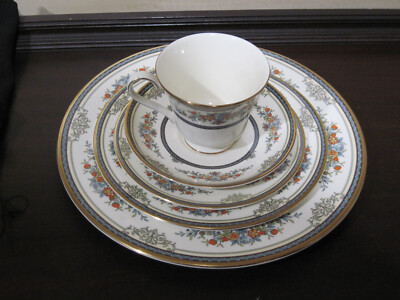 Minton Stanwood Fine Bone China 5 piece place setting England Never USED