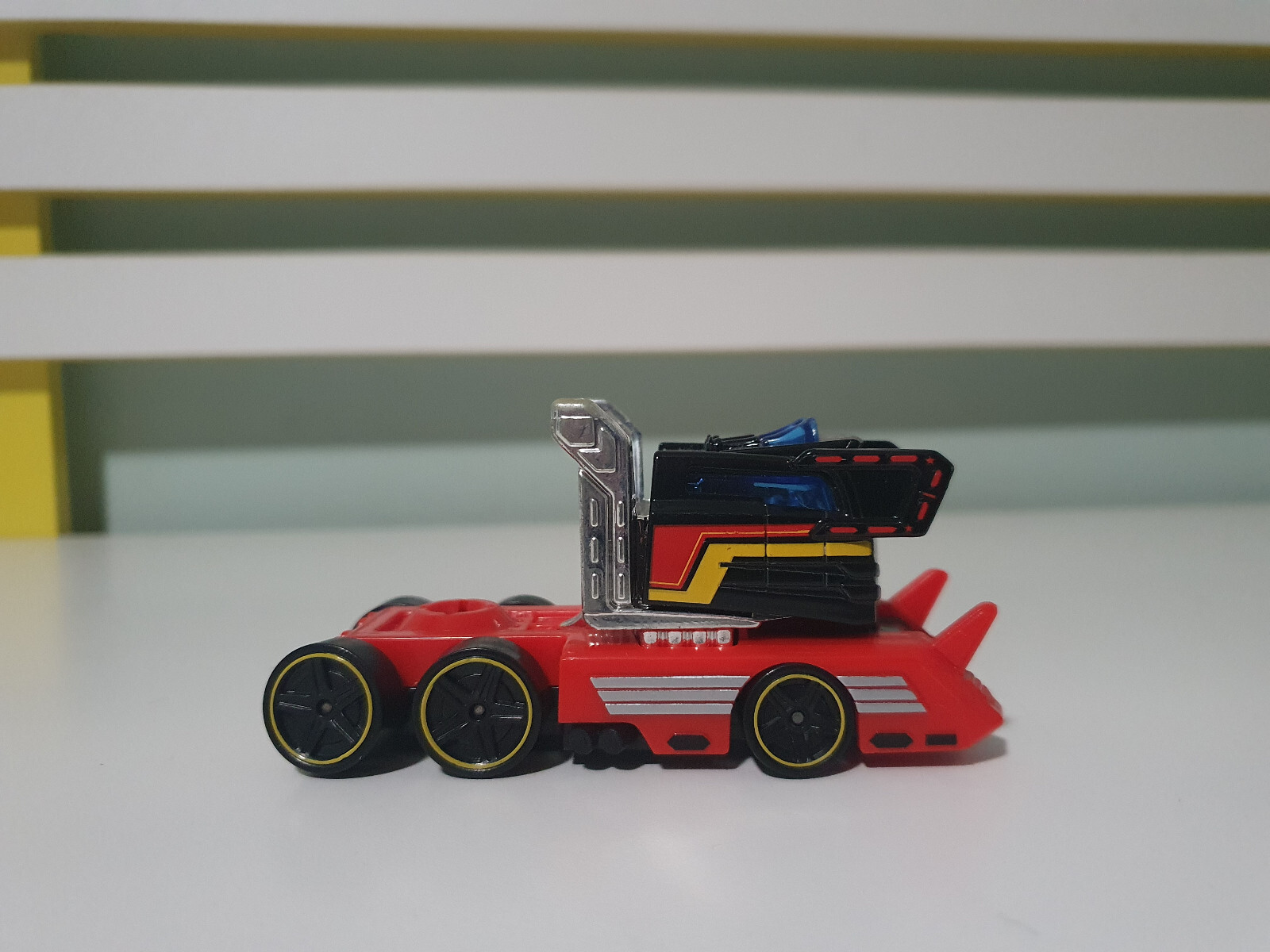 Hot Wheels Galactic Express スーパーリグ Amazon.com: Hot Wheels Purple Galactic Express Hauler : Toys