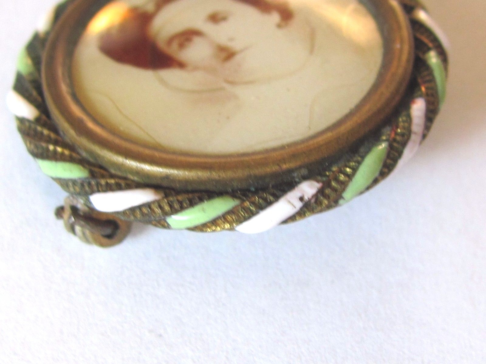 ANTIQUE FANCY  PHOTOGRAPH BROOCH PIN JEWELRY WOMEN GREEN WHITE ENAMEL RIM