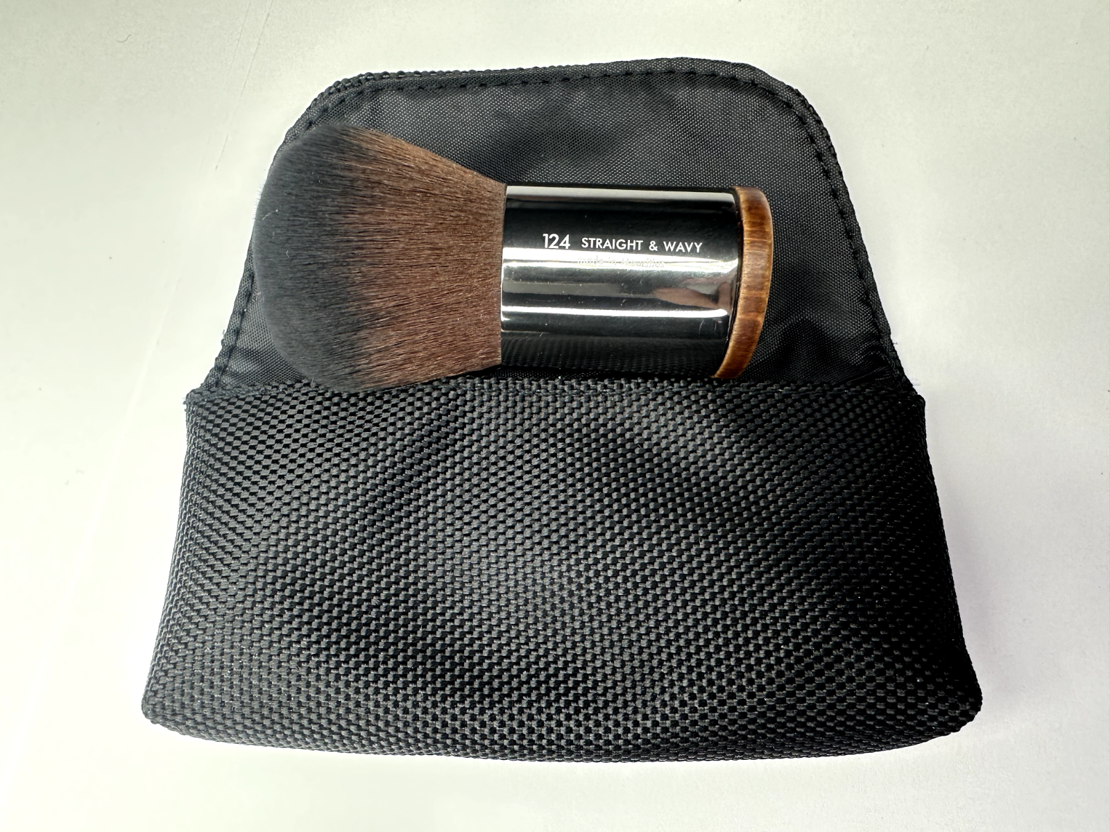 MAKE UP FOR EVER #124 Straight & Wavy Large Kabuki Brush with brush case