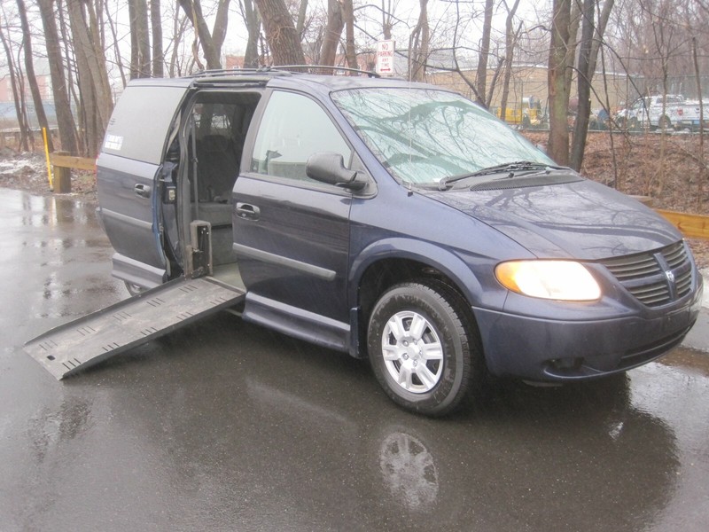 2005 dodge grand caravan handicap van