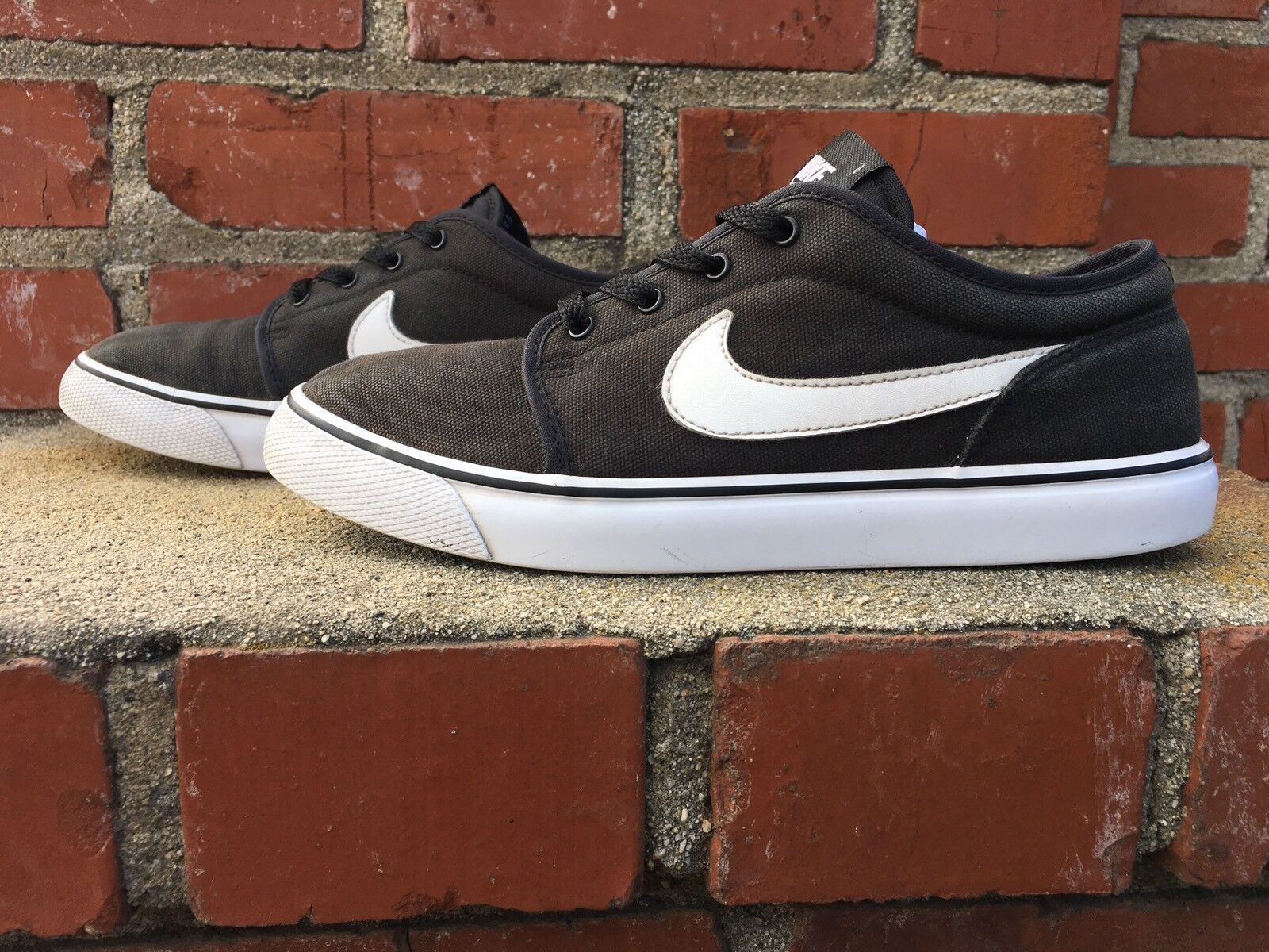nike toki black and white