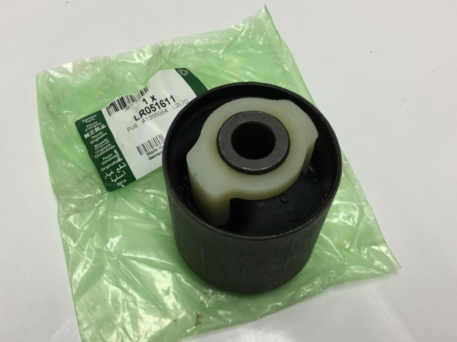 DISCOVERY 3 & 4 REAR SUSPENSION LOWER ARM FRONT BUSHES NEW GENUINE