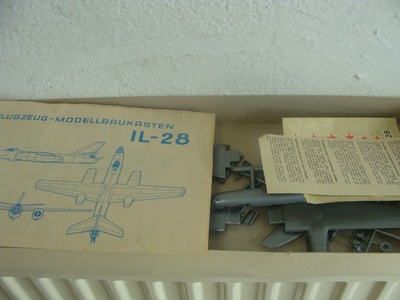 VEB Plasticart Airplane Modelkit IL28im Maß 1100VINTAGE 