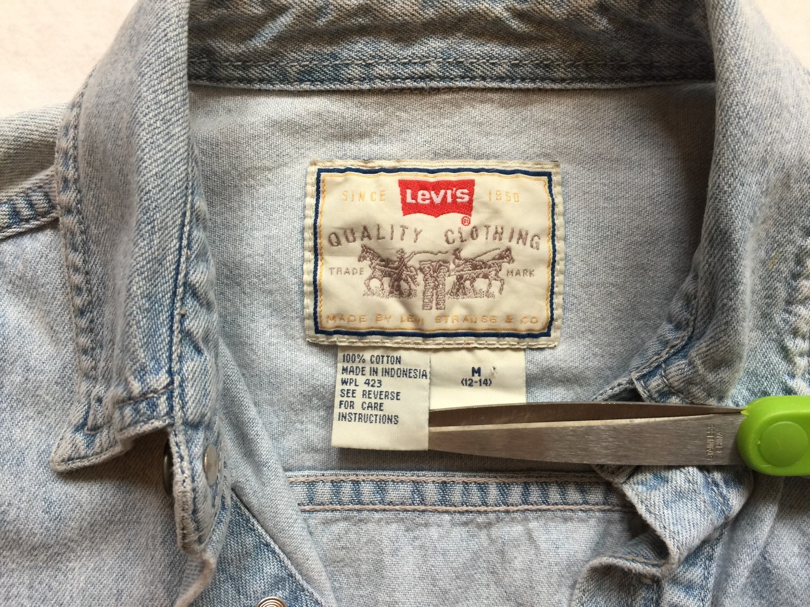 Levis Red Tab Long Sleeve Denim Metal Button Shirt Light Wash Unisex teen Med.