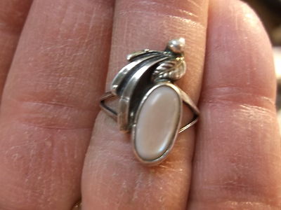 #40 of 245, SMALLER VTG LADIES STERLING SILVER & MOTHER OF PEARL RING, SIZE 6.25