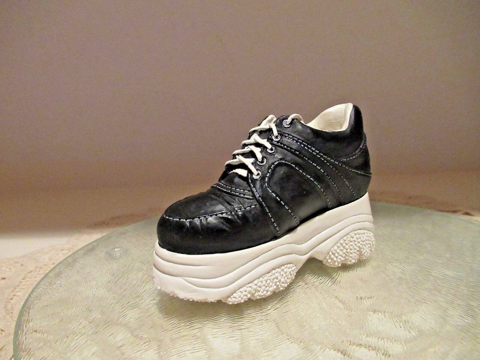 JTRS JUST THE RIGHT SHOE  # 25035.  SNEAKING BY.  1999.  Miniature shoe.