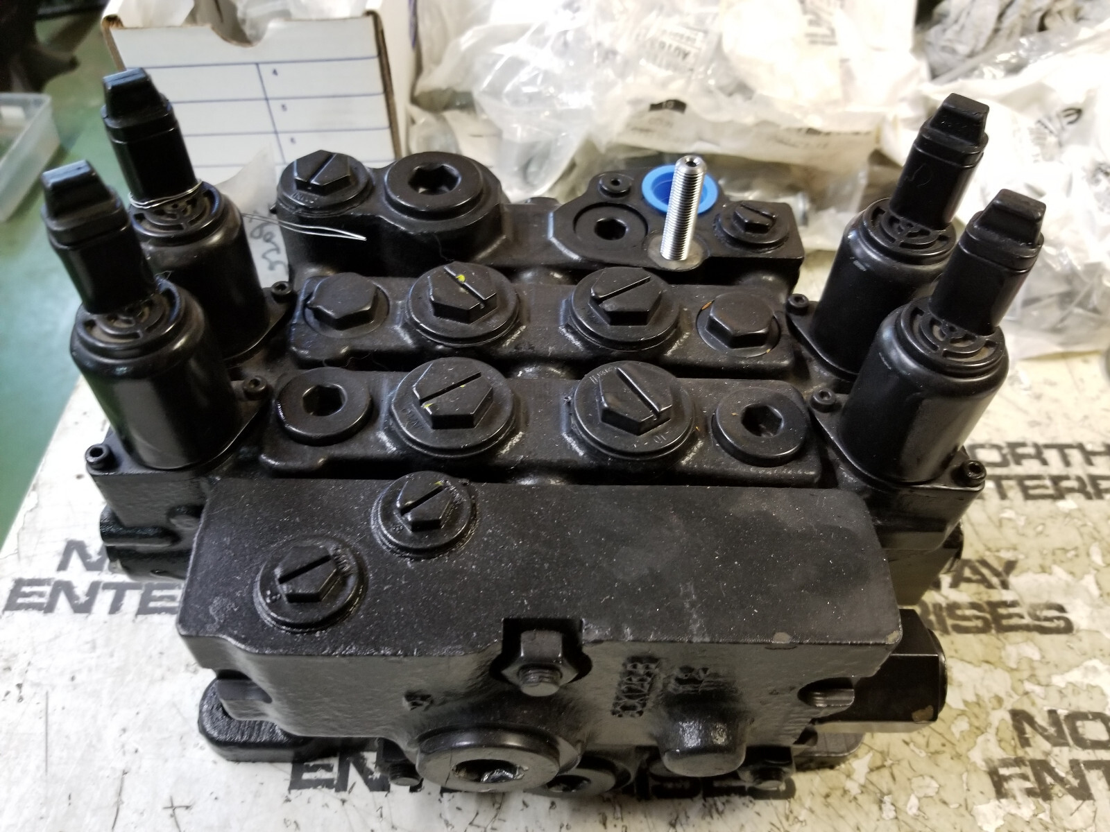 JCB HUSCO VALVE BLOCK ASSEMBLY , SCX120-B3, SX124B, T126117, 4 SPOOL - Picture 1 of 9