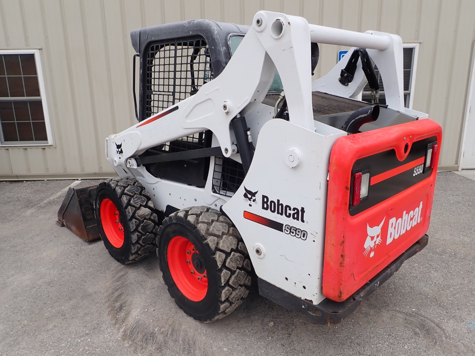 2015 BOBAT S590 SKID STEER, AUX HYDRAULICS, KEYLESS, SJC CONTROLS, 66 HP DIESEL