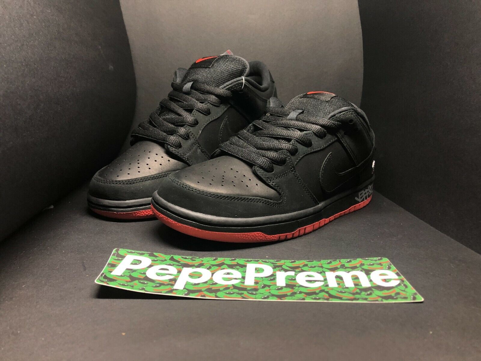 AUTOGRAPHED Nike SB Dunk Low Black Pigeon Size 9.5 TRD AUTOGRAPHED Nike SB Dunk Low Black Pigeon Size 9.5 TRD