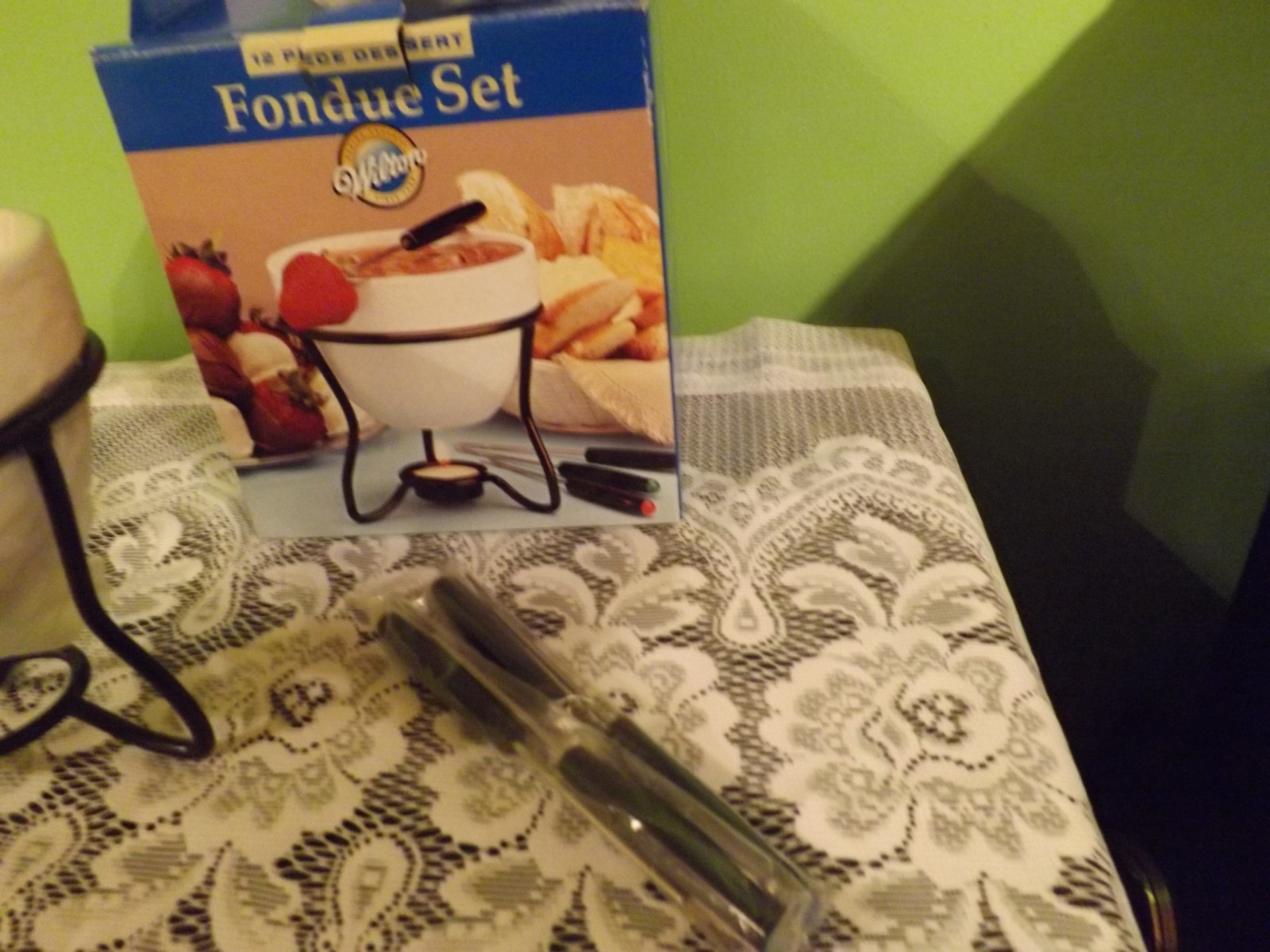 Wilton Fondue 12 piece Dessert, Ceramic Fondue Set with box, Never Used