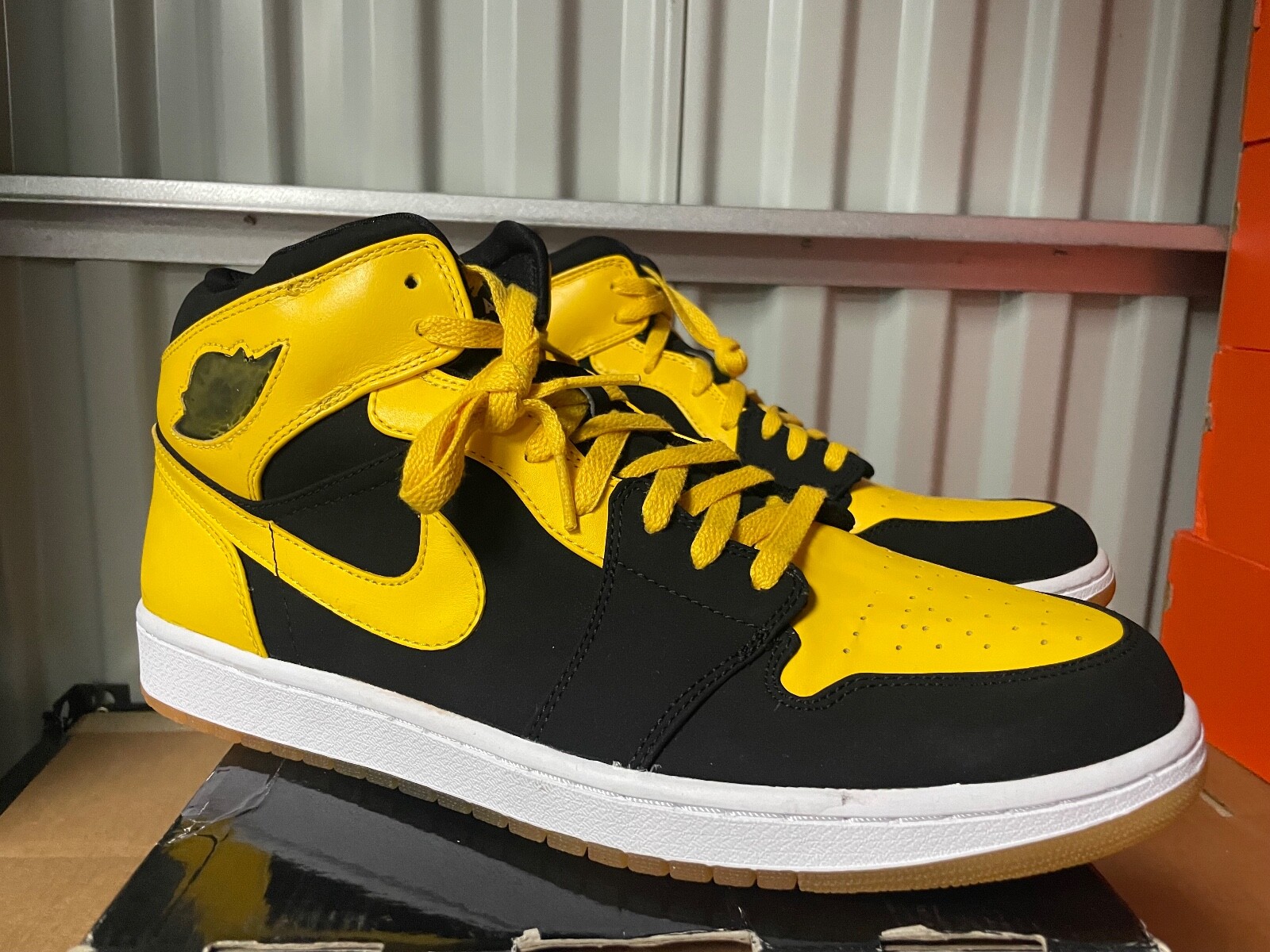 Nike Jordan Old Love New 136085 072 14 Black Yellow 1 Mid DS