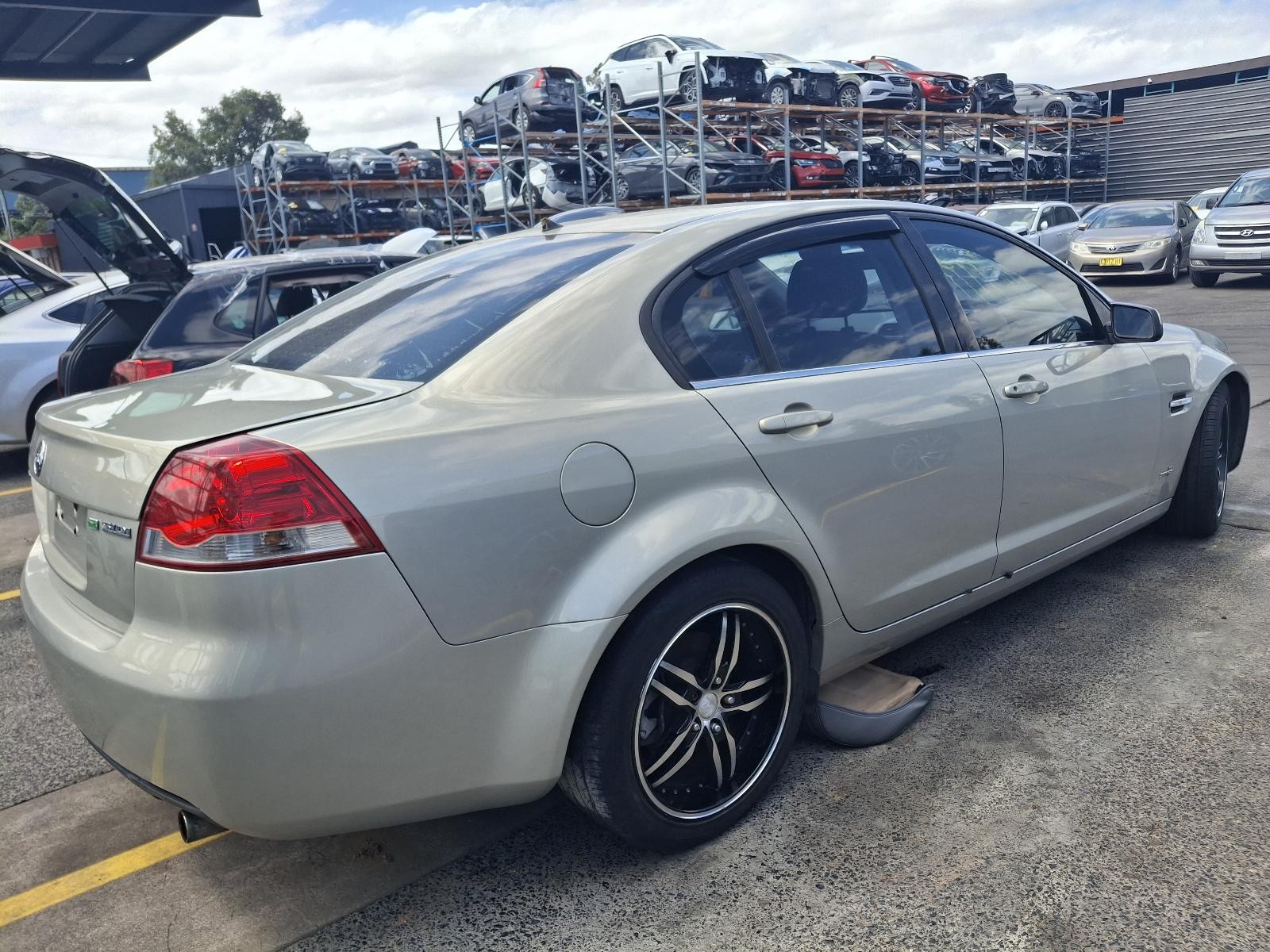 HOLDEN COMMODORE 2010-2013 RADIATOR SUPPORT VE, BOLT ON TYPE, 09/10-05/13 - thumbnail 3