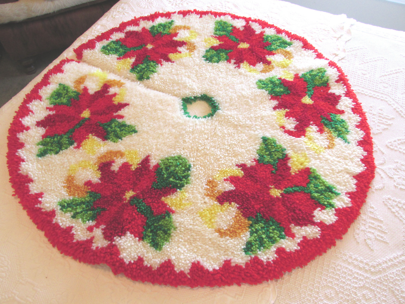 Vintage Handmade Poinsettia Latch Hook Christmas Tree Skirt NICE!! 39