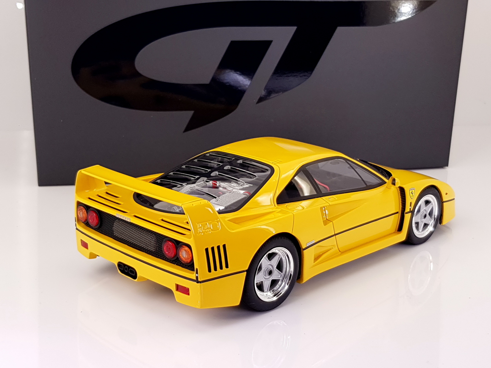フェラーリ F40の1/18スケールミニカー、イエロー。 12月発売予定】 京商オリジナル 1/18 フェラーリ F40 イエロー