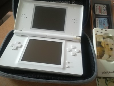 Image NINTENDO DS LITE Blanche très bon état + 10 jeux et accessoires Image NINTENDO DS LITE Blanche très bon état + 10 jeux et accessoires