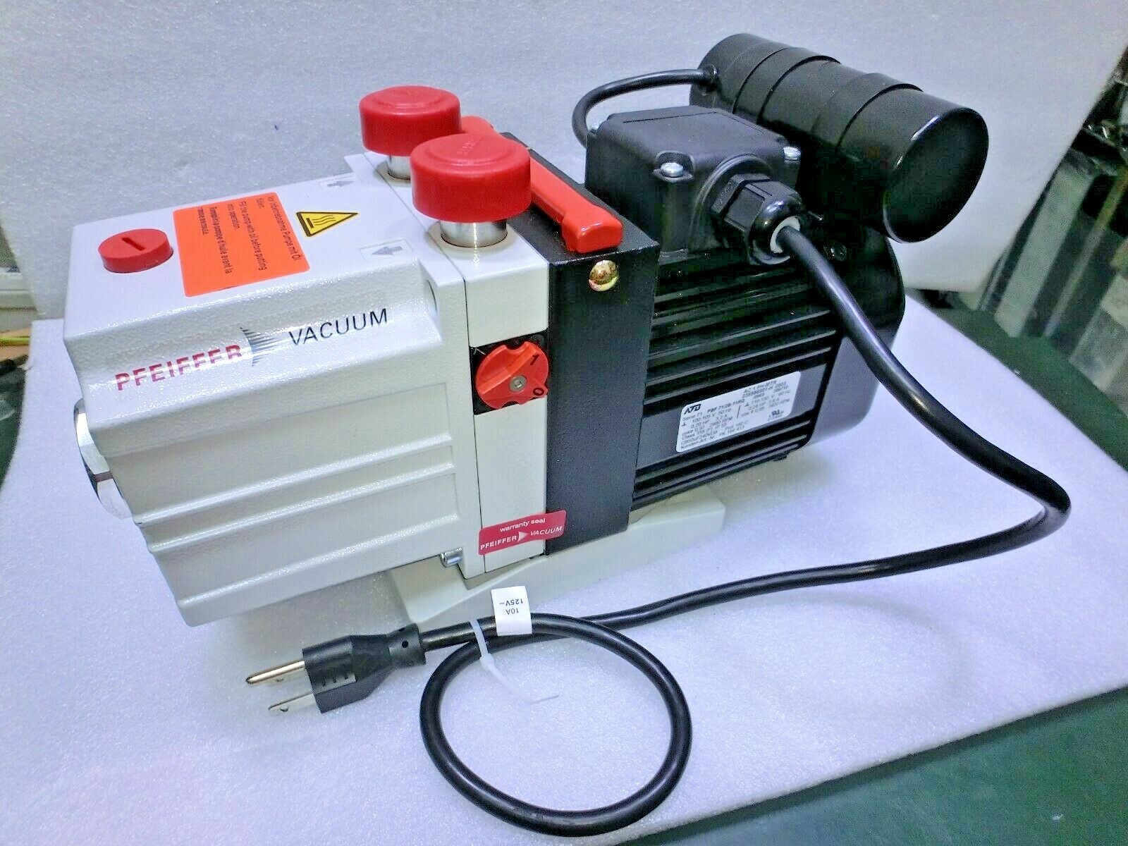Pfeiffer Vacuum DUO 2.5 Vacuum Pump,PL D41 011C,110Vac,PK Pfeiffer Vacuum DUO 2.5 Vacuum Pump,PL D41 011C,110Vac,PK