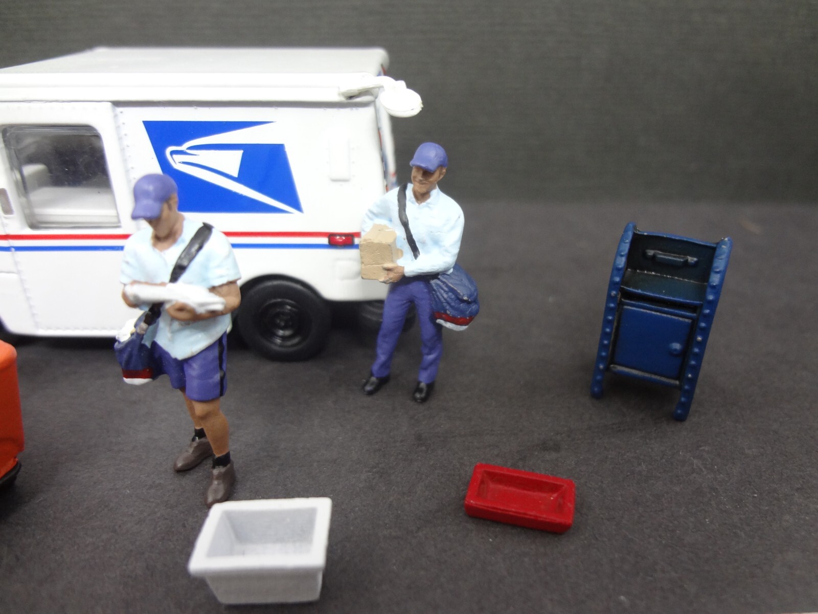 1:64 figure set USPS Mailman + equipment + LLV vehicle - Diorama Accessories  