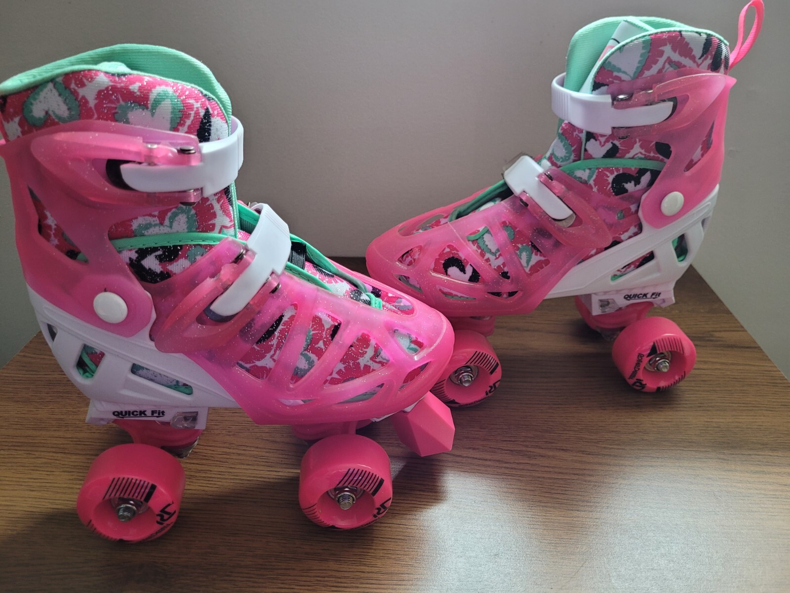 Roller Skates Adjustable Beginners Roller Derby Sizes 3 to 6 Pink Tr