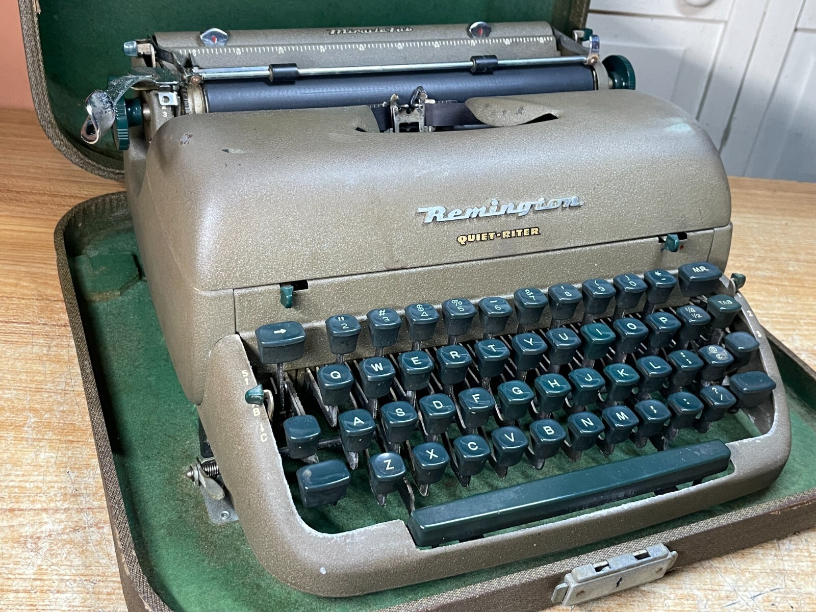 1954 Remington Quiet-Riter Vintage Typewriter Small Roman