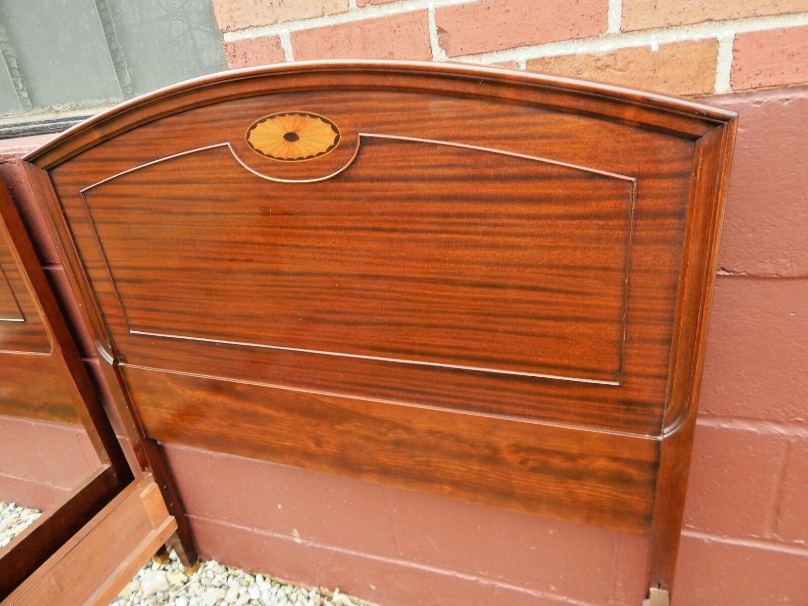 VINTAGE OR ANTIQUE PAIR OF TWIN BEDS HEPPLEWHITE STYLE, IN VERY GOOD CONDITION