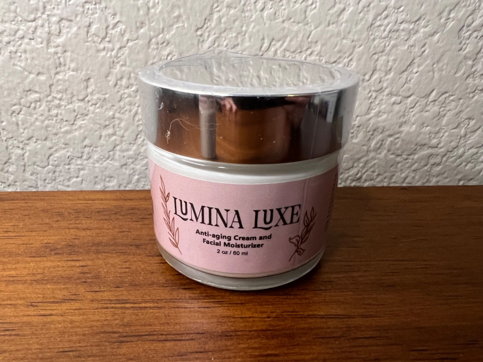 New sealed Lumina Luxe anti aging cream and facial