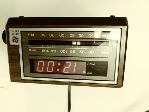 Vintage General Electric GE Alarm Clock AM/FM Radio 7-4601A Battery Backup