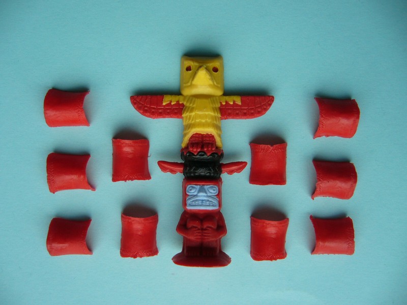 Timpo 1 Marterpfahl / Totempfahl Und 10 Rote Sattel-Decken FÃ¼R Indianerfiguren -