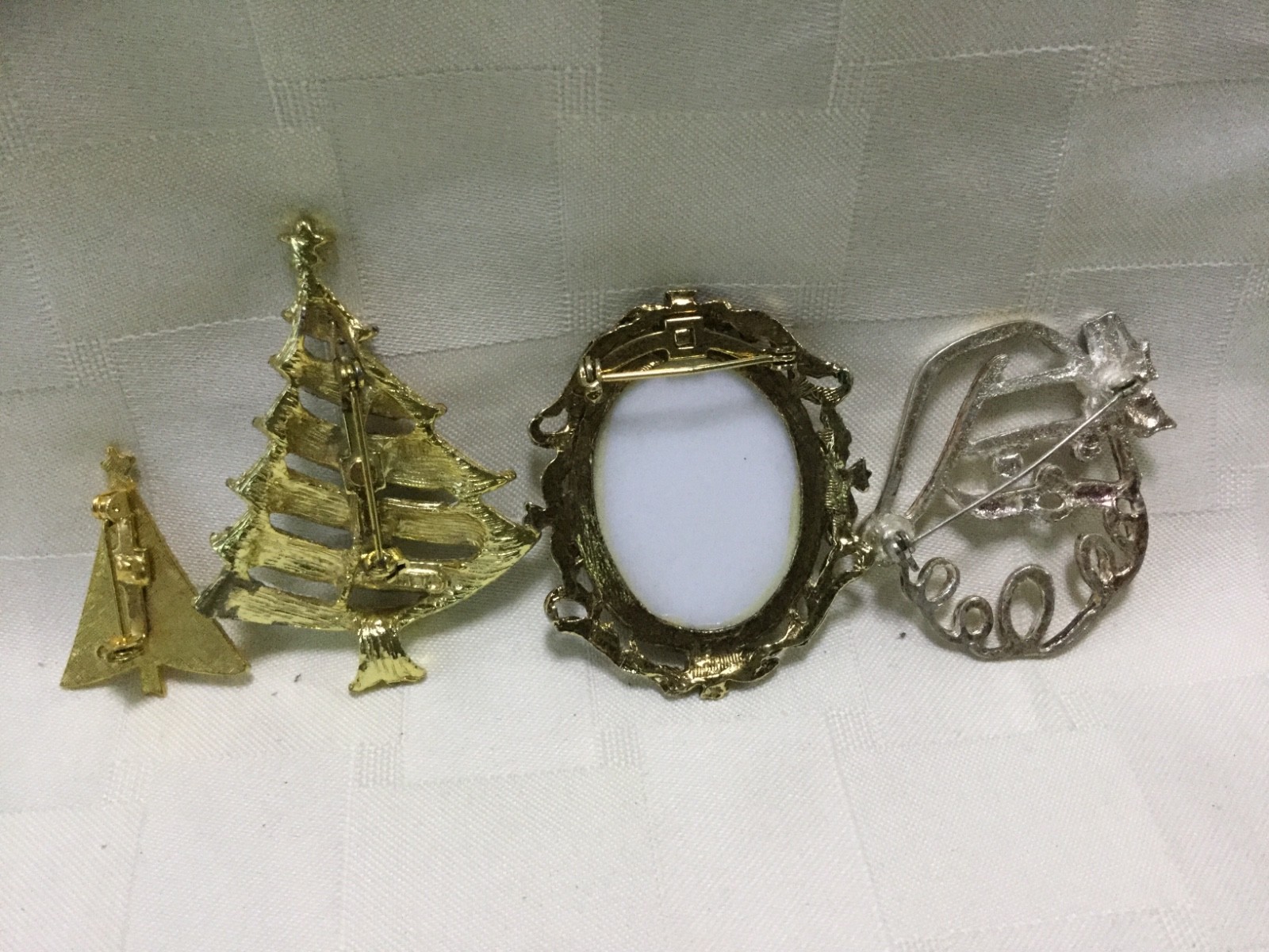 Lot of 4 Womens Brooches Christmas Tree and Santa Claus , J1