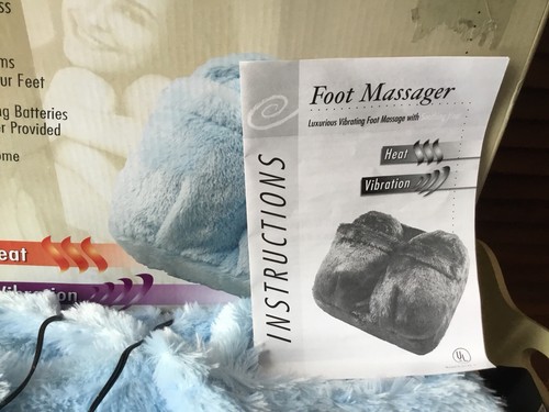 NEW FOOT MASSAGER BLUE FUZZY FUR MATERIAL HEATS & VIBRATES UNUSED XMAS GIFT