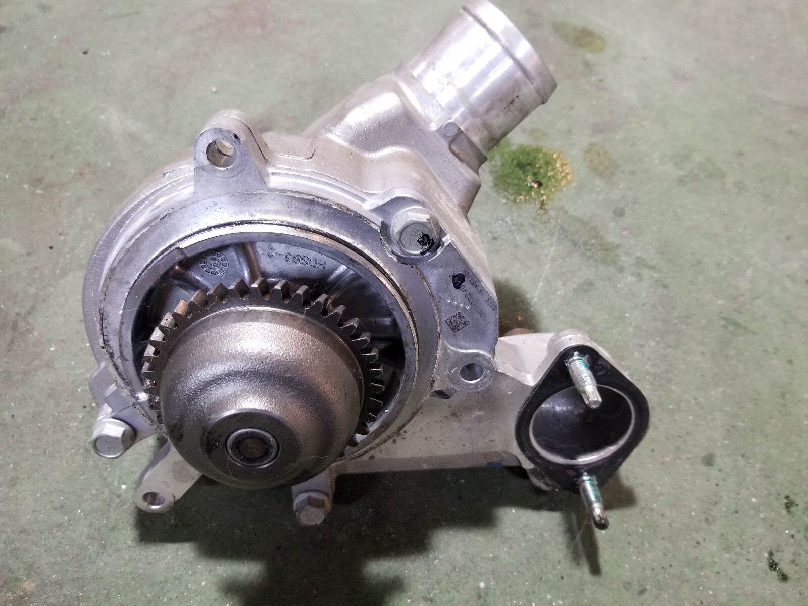L5P 6.6L DURAMAX GM  12680257  WATER PUMP - Picture 4 of 9