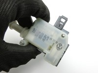 VW Touran 1T3 06-10 Tankdeckel Stellmotor Tankklappenmotor VW Touran 1T3 06-10 25.09.2009 1T0810773A 1K5959782... Vorschau 4