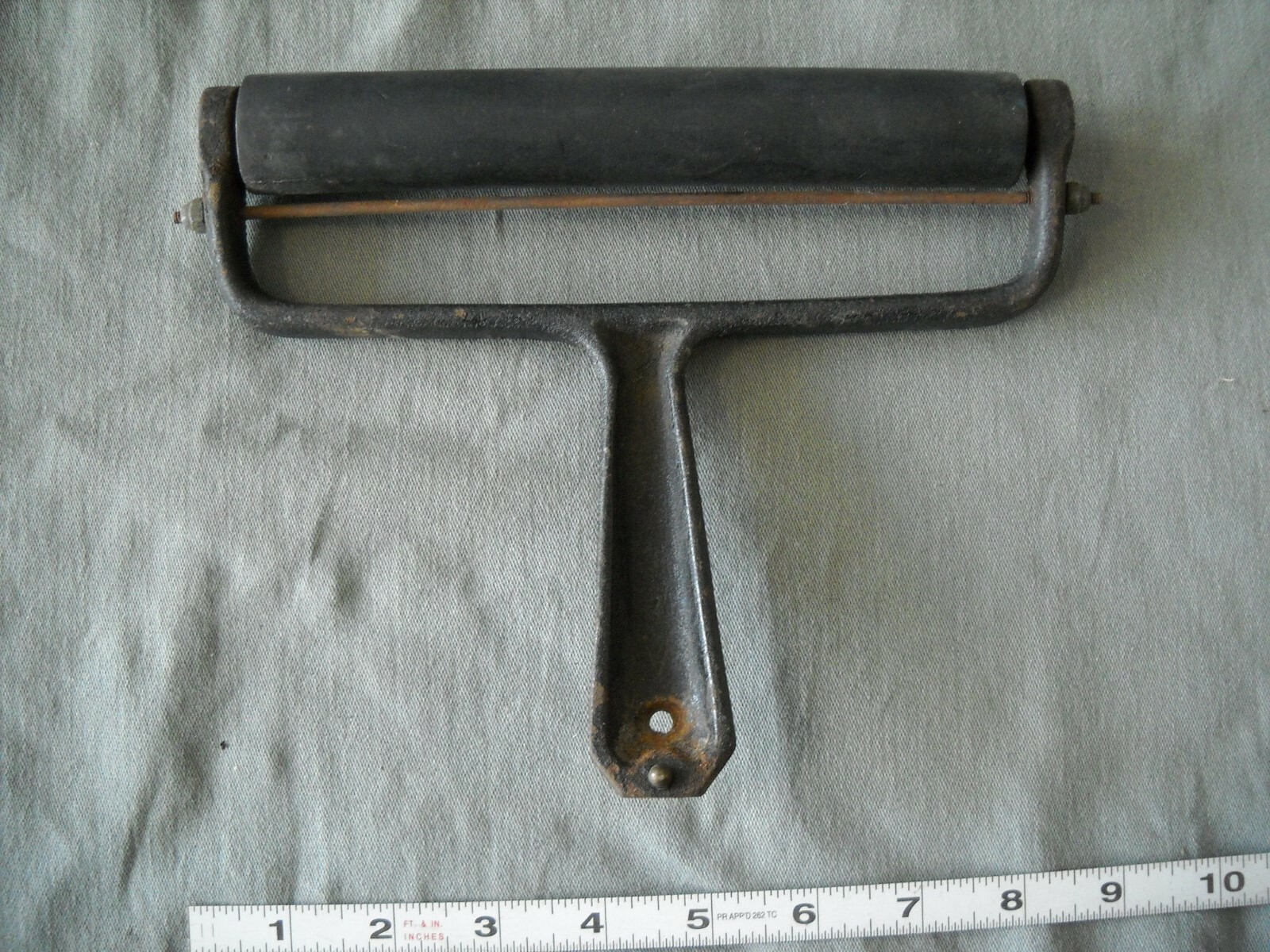 VINTAGE HAND HELD PRINTER BLOCK ROLLER CAST IRON HANDLE INDUSTRIAL GRAFIC ARTS