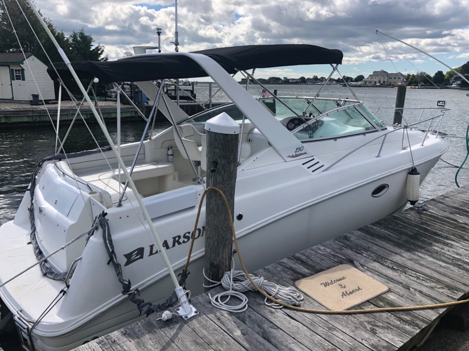 1999 Larson 290 Cabrio with MerCruiser power, family cruiser