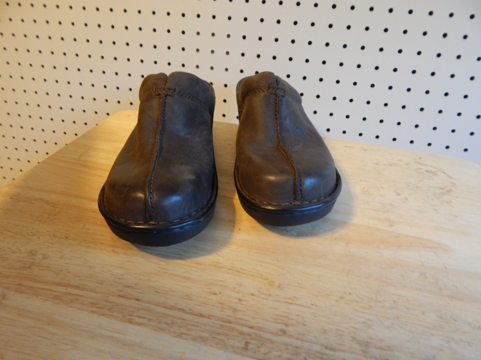 Womens Born shoe clogs - chocolate brown - size 9 / 40.5 ~ CQG13