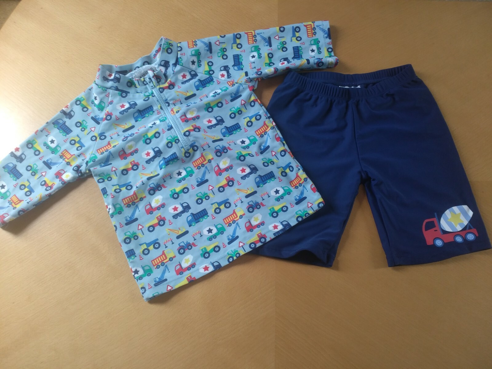 KIDIVIO Sommer Set UV Schutz Kleidung Badeshirt Badehose 104 110 Fahrzeuge