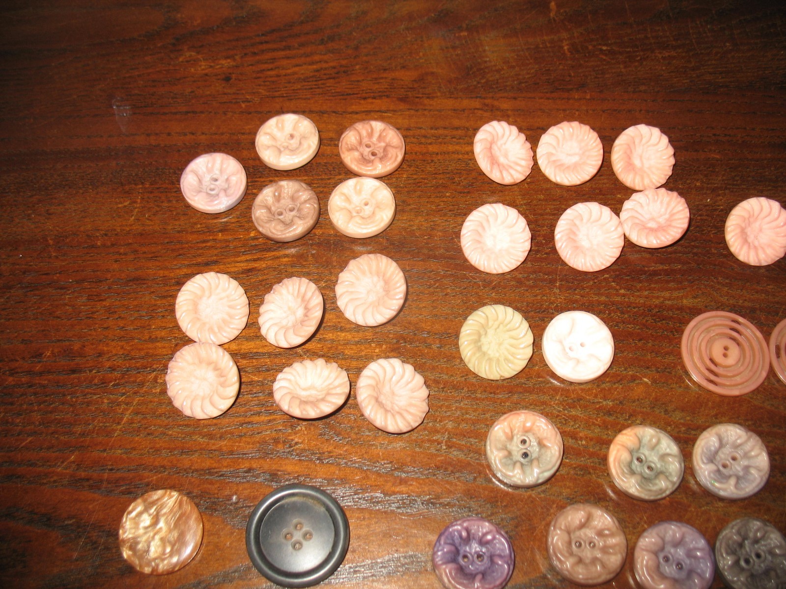 VINTAGE LOT OF 30 BUTTERSCOTCH TONES CELLULOID? BUTTONS W/CARVED & SWIRL DESIGNS