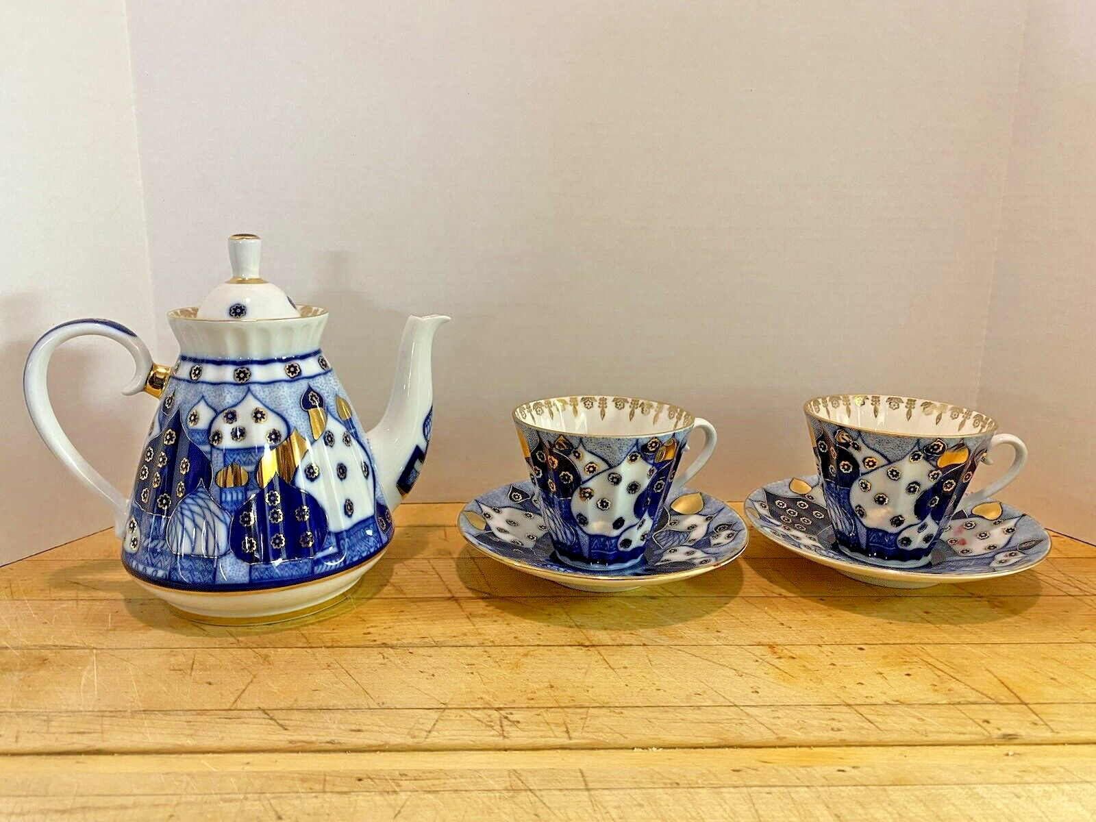 St Petersburg Lomonosov Russian porcelain teapot & 2 cups with saucers
