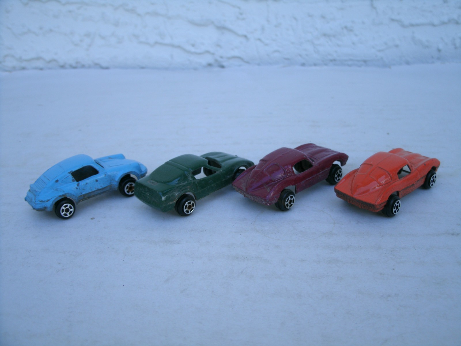 Lot of 4 Vintage HO Scale Tootsietoy Automobiles