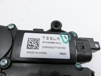 Tesla Model Y LR 20-25 5YJY Stellmotor für Rücksitzverriegelung Links Hinten Tesla Model Y LR 20-25 5YJY 01.06.2023... Vorschau 2