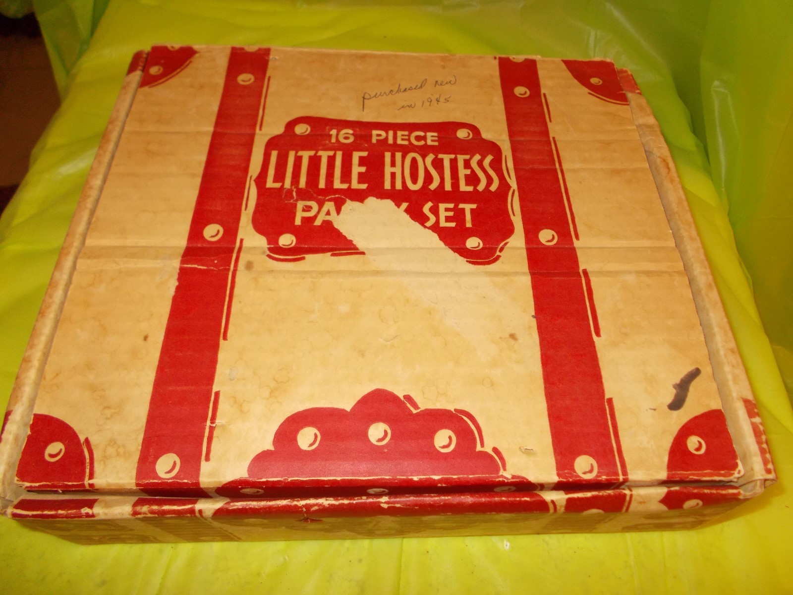 1945 LITTLE HOSTESS PLAY SET 