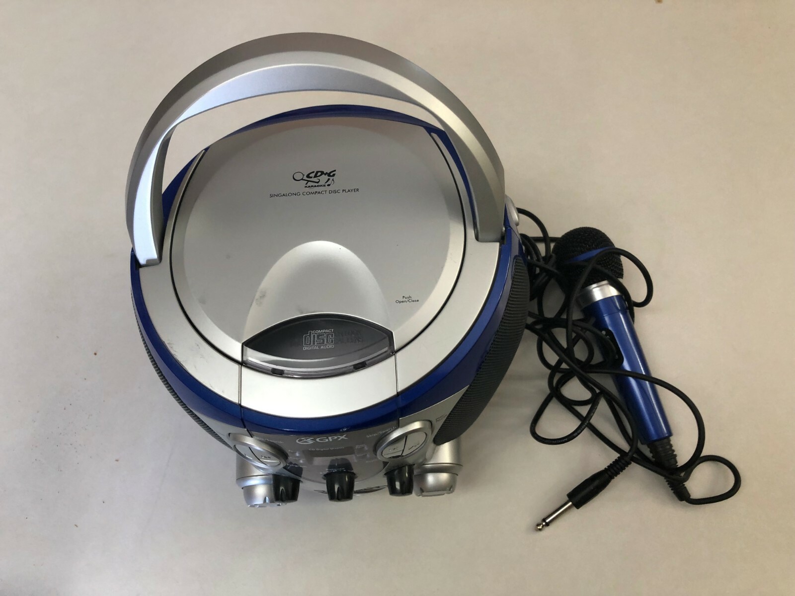 GPX Karaoke Party Machine CD & CD + G Disc Player Mic