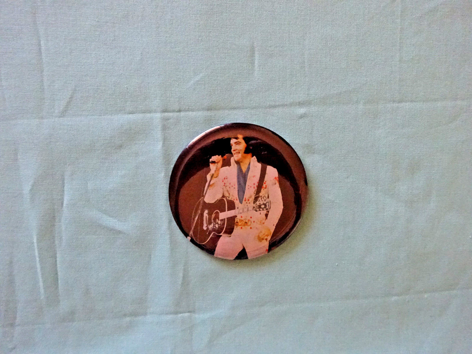 ELVIS PRESLEY PIN BACK BUTTON  d168